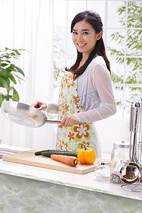 黄瓜图片摄影照片_年轻女人在厨房做饭