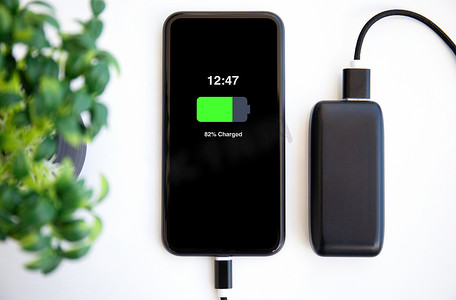 带充电电池的手机在屏幕上与动力银行充电相连