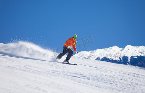 滑动摄影照片_运动员在快速滑动的滑雪面罩