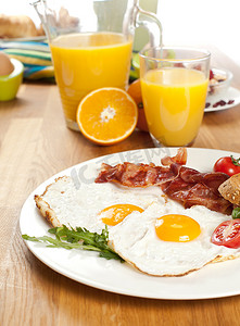 橙汁海报免费摄影照片_美味的早餐, 白盘上的煎蛋和培根, 木桌上的橙汁
