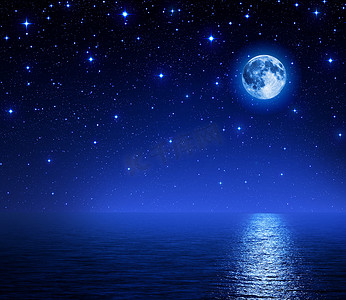 在满天星斗的天空，海上的超级月亮