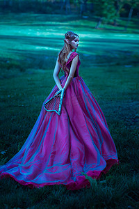 穿着紫罗兰色连衣裙的精灵女人