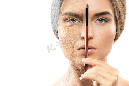 老龄化概念。比较年轻和年老。与专业化妆师的工作取得了真正的成果。不是 Cgi.