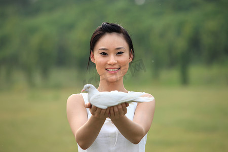 东方女人手捧和平鸽