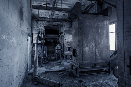 旧废弃的水泥厂工业大厦切尔诺贝利。一个老工厂的废墟。垃圾、锈迹斑斑的金属是水泥厂的破碎设备。启示录设计元素, 复古, 跟踪