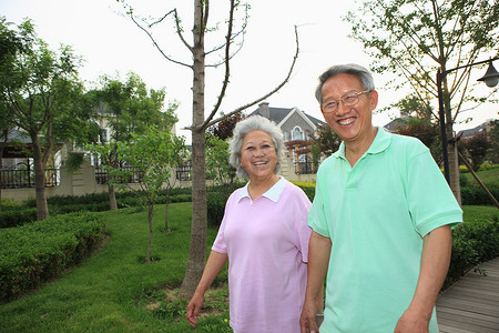 东方老年夫妇户外散步