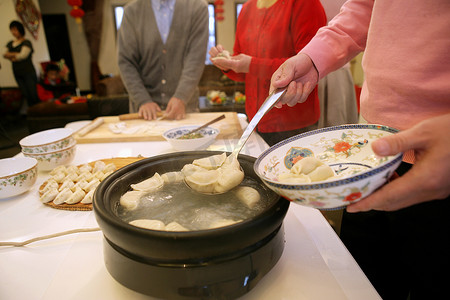 全家福饺子摄影照片_中国家庭包饺子