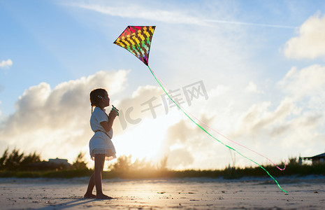 一个放风筝的小女孩