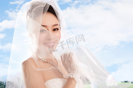 婚纱项链摄影照片_浪漫婚纱情侣