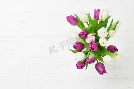 复活节贺卡与郁金香花花束在白色木制背景