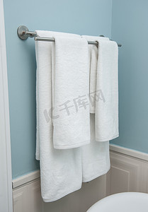 淘宝首页简约模板摄影照片_两条毛巾挂在晾衣绳上。在 hanger.white 毛巾在浴室，首页上的干净的白毛巾。浴室毛巾 — — 白毛巾挂在衣架上的准备使用