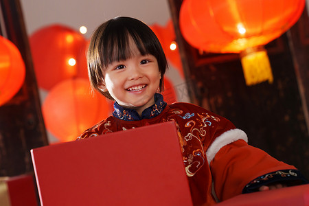 新年包装盒摄影照片_可爱的小男孩和新年礼物