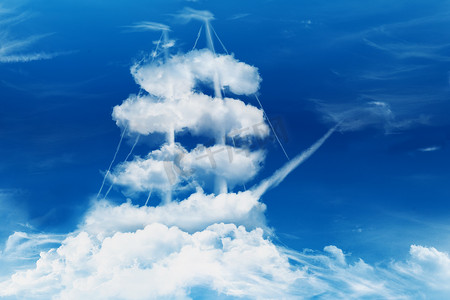 航行船摄影照片_海盗船或航行船在海上云概念的形状.