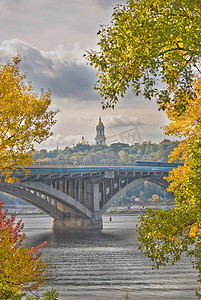 美丽的秋景的基辅地铁桥