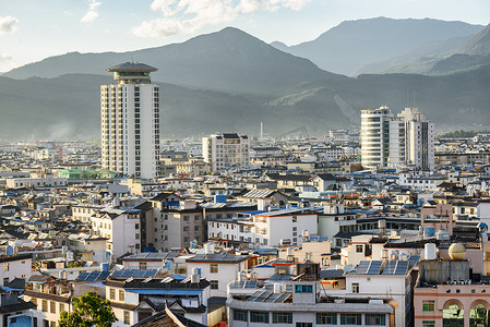 从空中俯瞰中国丽江.绝妙的山在背景上是看得见的.令人惊奇的城市景观。丽江是亚洲最受欢迎的旅游胜地.