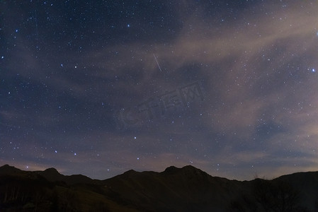 花絮满天飞摄影照片_满天星斗的天空，与大熊座和卡佩拉从阿尔卑斯山