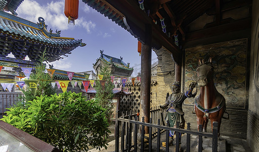 山西平遥古城财神寺（成黄寺）的建筑、塔楼、庭院和守护战士的人像