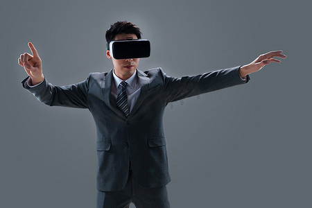 灰色科技摄影照片_戴VR眼镜的商务男士
