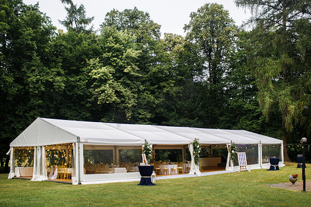 举行婚礼摄影照片_在树林里举行婚礼的白色长帐篷