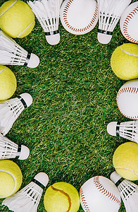 棒球摄影照片_绿色草坪上羽毛球羽毛球、网球和棒球球的排列模式