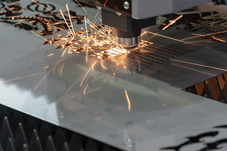数控光纤激光切割机切割钣金板与火花灯。现代钣金加工工艺.