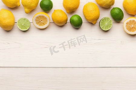 柠檬边框摄影照片_白色木板上的柠檬边框, 顶部视图