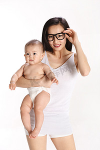 手拿核心摄影照片_东方婴儿和母亲