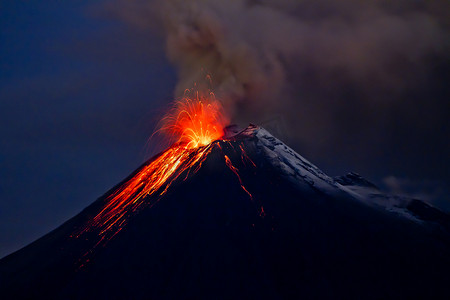 通古拉瓦火山喷发和蓝色天空