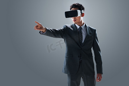 人抽象摄影照片_戴VR眼镜的商务男士