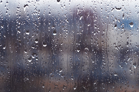 窗上的雨滴，秋天的雨天，质感