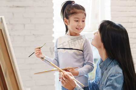 培训班艺术摄影照片_家教老师辅导小学生学习绘画