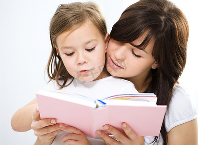 母亲正在读的书与她的女儿