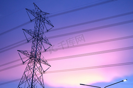 电力概念: 高电压塔和电线杆, 背景为暮光天空