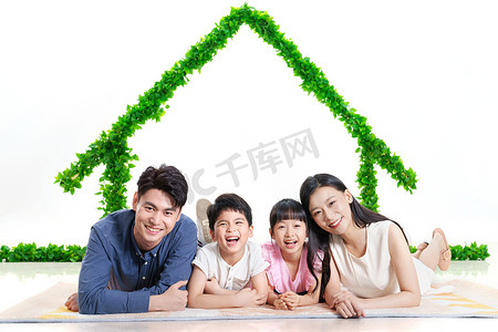 绿色房子下趴着的幸福家庭