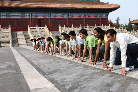 男人跪着摄影照片_东西方人欢聚在故宫太庙