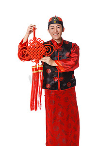 红色中国结图片摄影照片_青年男人拿中国结恭贺新年