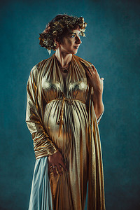 女神节买一送一摄影照片_金袍和花圈摆姿势孕妇喜欢希腊女神