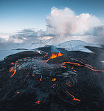 2021年冰岛火山爆发。Fagradalsfjall火山位于Grindavik和Reykjavik附近的Geldingadalir山谷。从火山口喷出的热熔岩和岩浆.