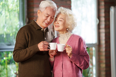 幸福的老年夫妇喝咖啡