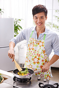 年轻男人在厨房做饭