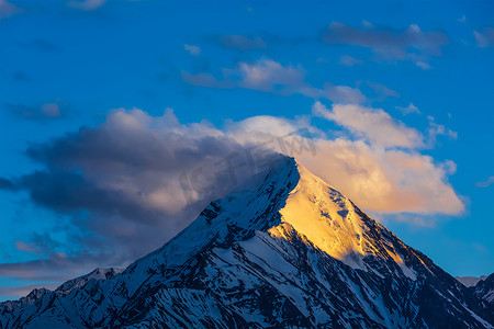 白雪皑皑的喜马拉雅山的顶部