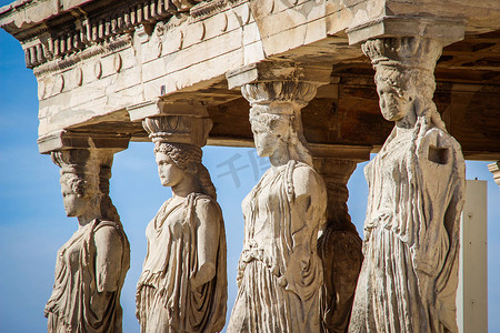 雅典学派摄影照片_古代雅典卫城中的妇女雕塑。雅典, 希腊.
