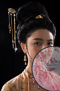 民间神话传说摄影照片_拿着扇子的古装美女