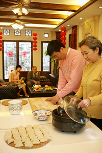 中国母子包饺子