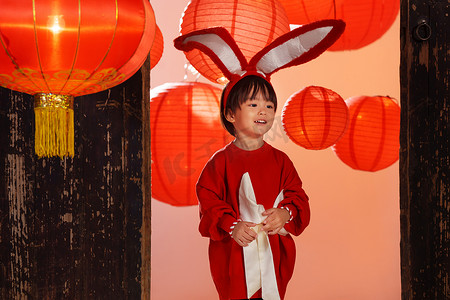 可爱的东方儿童庆扮演兔子迎新年