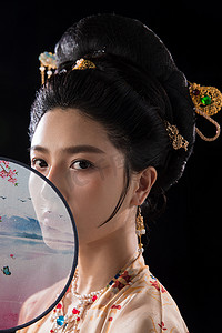 中国汉服摄影照片_拿着扇子的古装美女肖像