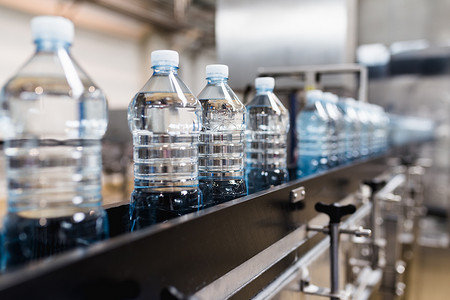 瓶装水厂.处理纯泉水并将其装瓶成蓝色瓶子的瓶装水生产线有选择的重点. 