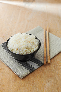 筷子白色摄影照片_用木筷子白色黑色饭