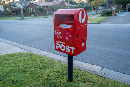 左右摄影照片_澳大利亚墨尔本- 2020年5月左右：郊区街道上的红色邮筒