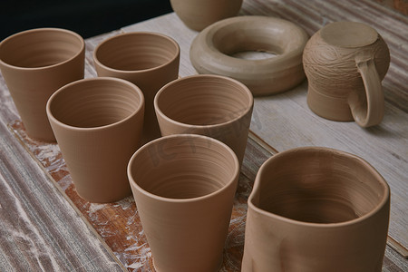 陶艺工作室餐桌上陶瓷壶的选择性聚焦
